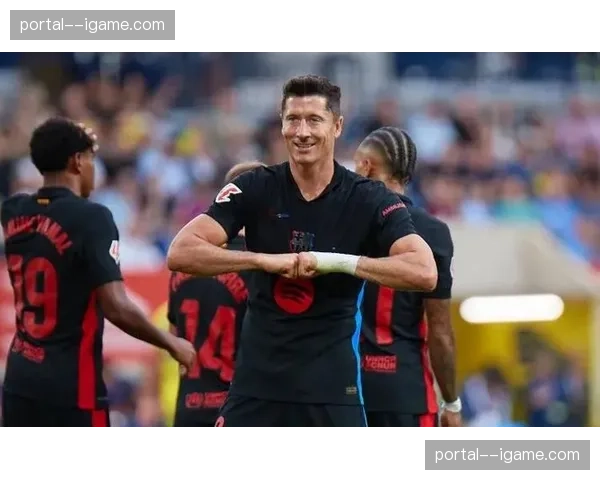 西甲射手榜:多夫比克上演帽子戏法后,以21球追平榜首的莱万多夫斯基 西甲射手榜:多夫比克上演帽子戏法后,以21球追平榜首的莱万多夫斯基